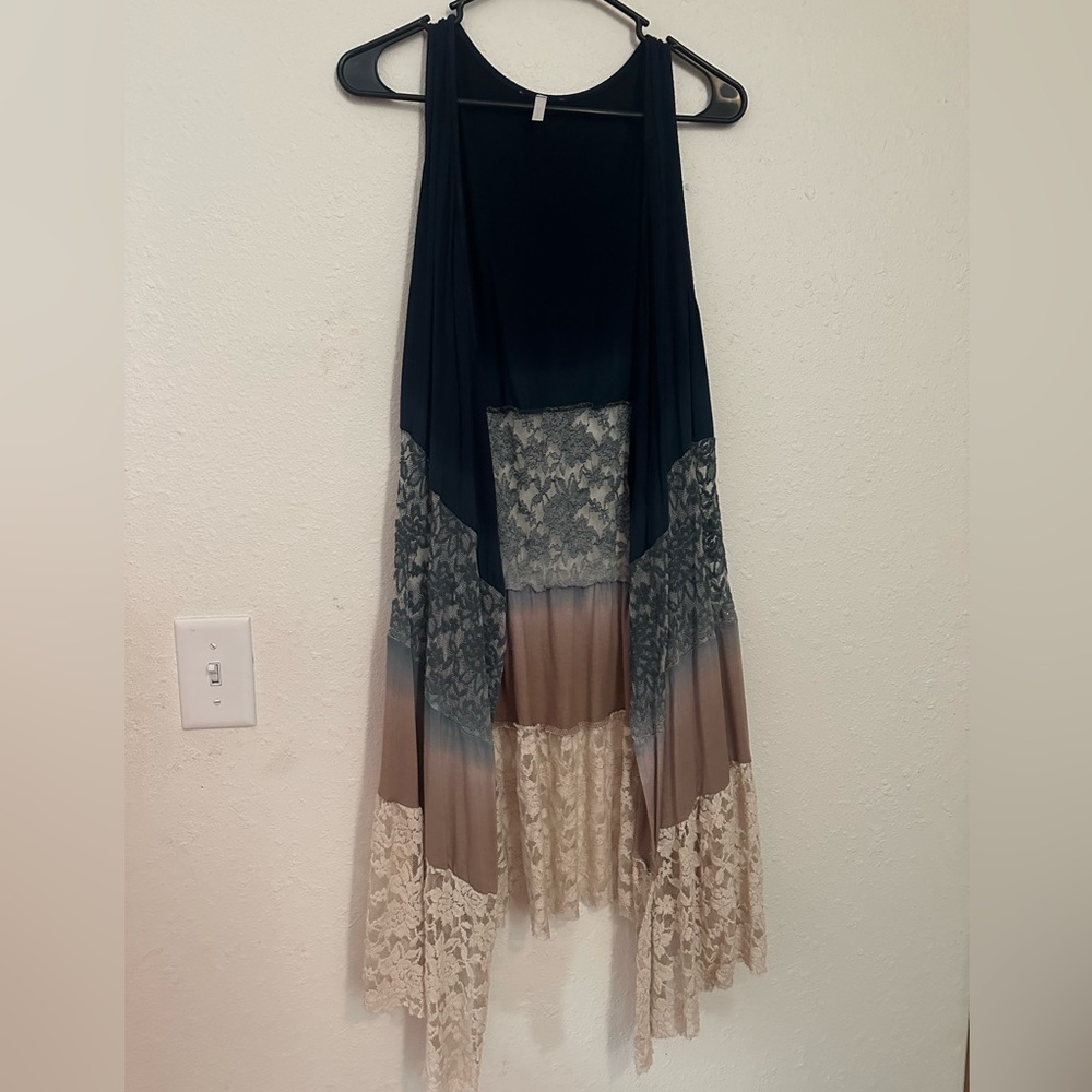Flowy, navy blue, tan and cream. Beautiful lace detail. size Medium